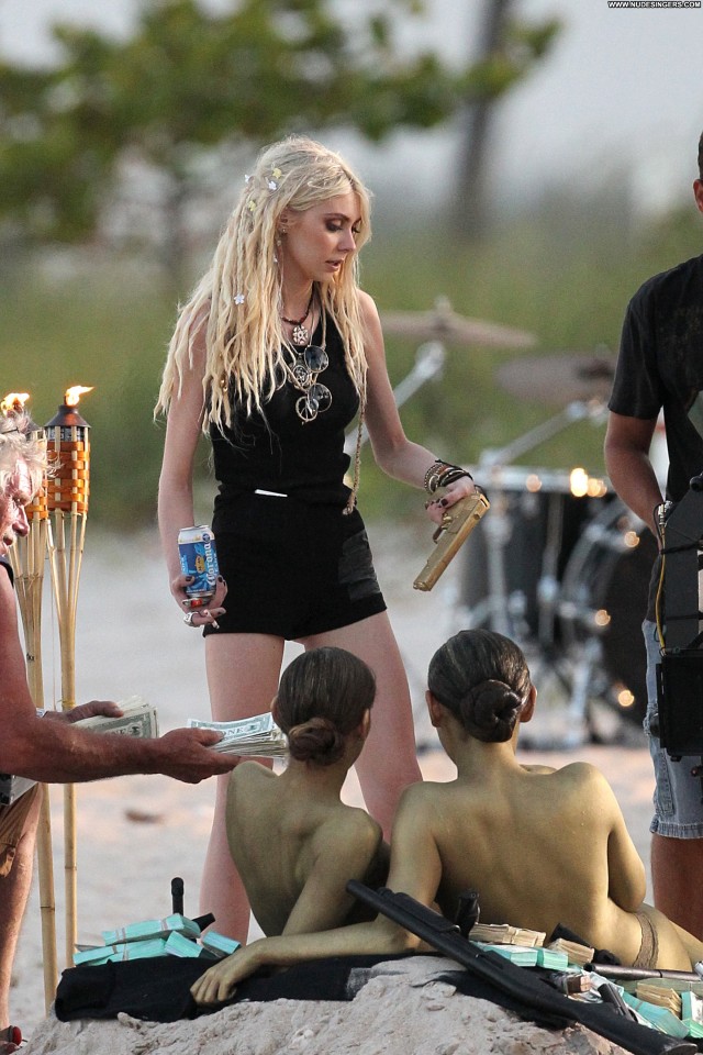 Taylor Momsen Miscellaneous Small Tits Singer Gorgeous Skinny Sensual
