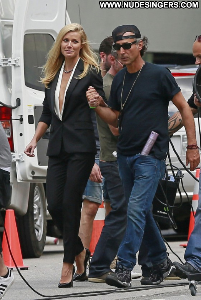 Gwyneth Paltrow Beautiful Paparazzi Celebrity Babe Boss Posing Hot