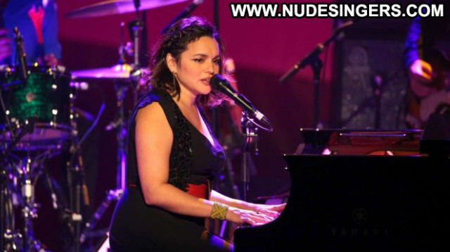 Norah Jones Beautiful Celebrity Posing Hot Concert Babe Paparazzi