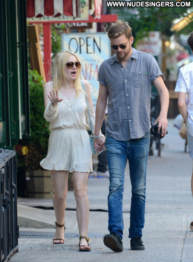 Dakota Fanning Posing Hot Nyc Celebrity Babe Paparazzi Beautiful