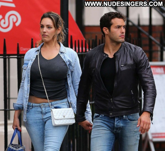 Kelly Brook Paparazzi Posing Hot Celebrity Beautiful Jeans Babe London