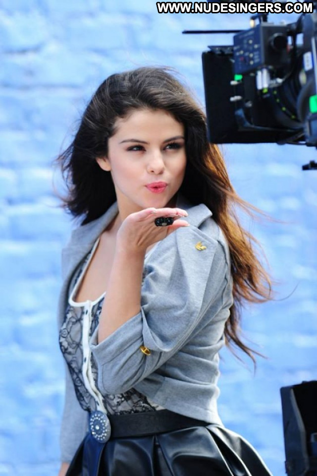 Selena Gomez Celebrity Photoshoot Babe Posing Hot Beautiful Paparazzi
