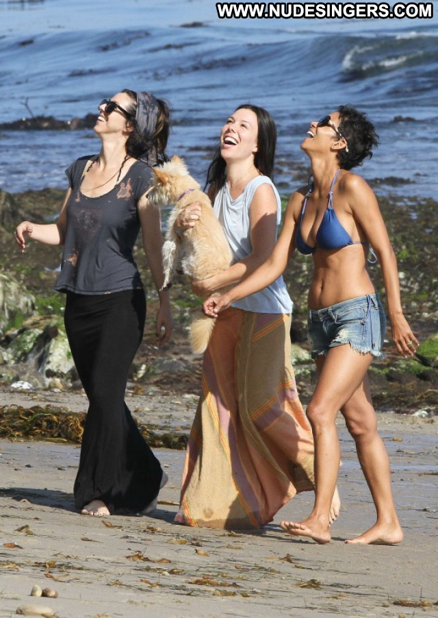 Halle Berry Beach Beautiful Paparazzi Malibu Mali Bikini Posing Hot