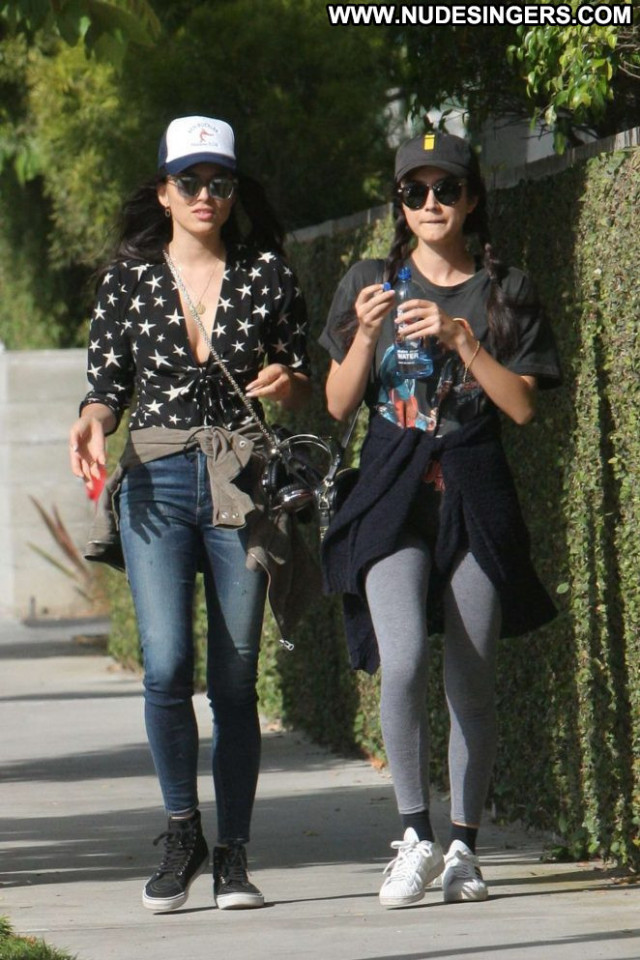 Jessica Gomes Paparazzi Babe Beautiful Posing Hot Jeans Celebrity