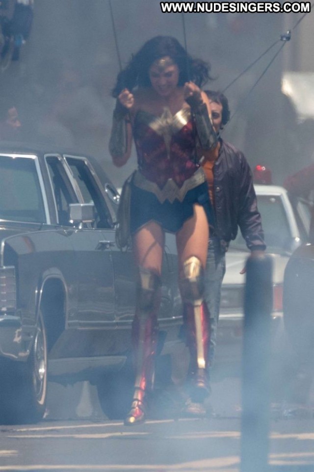 Gal Gadot Wonder Woman Celebrity Paparazzi Posing Hot Beautiful Babe