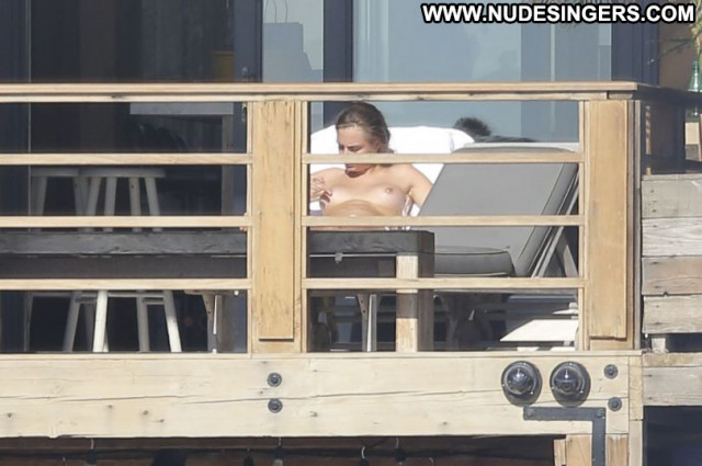 Cara Delevingne No Source  Beautiful Topless Paparazzi Babe Celebrity