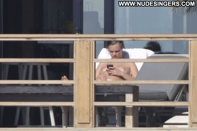 Cara Delevingne No Source Beautiful Topless Posing Hot Paparazzi Babe