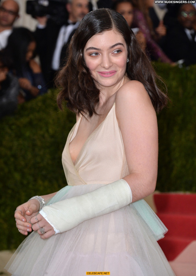 Lorde New York Posing Hot Beautiful New York Celebrity Nipple Slip