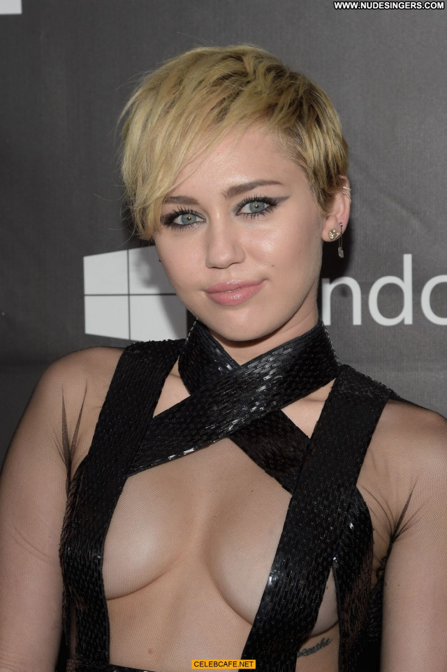 Miley Cyrus No Source Beautiful Toples Celebrity Posing Hot Topless