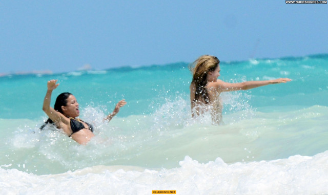 Cara Delevingne No Source Toples Babe Bikini Mexico Posing Hot Beach
