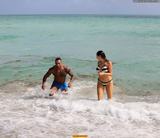 Kelly Brook The Beach Cleavage Babe Posing Hot Beach Celebrity