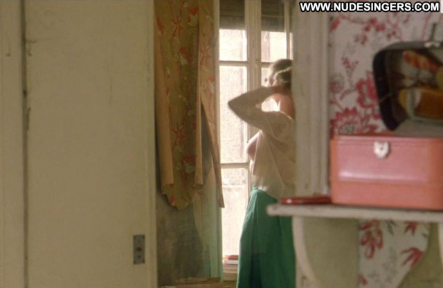 Lea Seydoux Roses A Credit Bed Celebrity Movie Nice Bedroom Posing