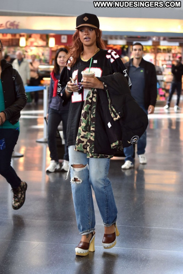 Rihanna Jfk Airport In Nyc Paparazzi Babe Beautiful Nyc Posing Hot