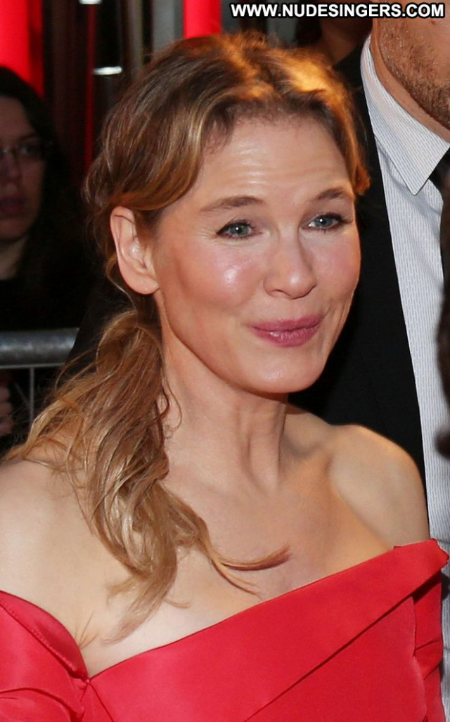 Renee Zellweger Paparazzi Paris Posing Hot Celebrity Beautiful Babe