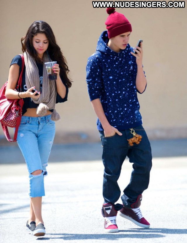 Selena Gomez Posing Hot Beautiful Celebrity Candid Candids Jeans Babe