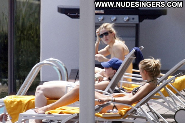 Ellie Goulding Beautiful Celebrity Babe Posing Hot Paparazzi Bikini