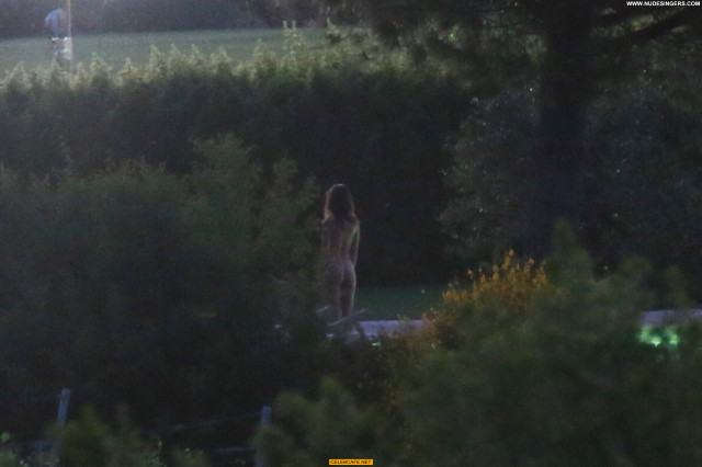 Emily Ratajkowski No Source Beautiful Nude Posing Hot Babe Italy