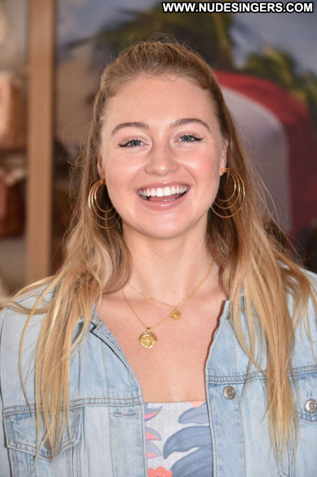 Iskra Lawrence No Source Celebrity Posing Hot Babe Beautiful Paparazzi