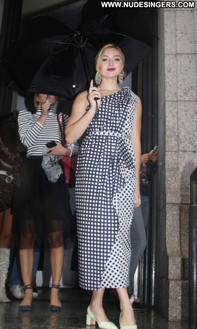 Carolina Herrera Fashion Show Posing Hot Paparazzi Babe Nyc Fashion