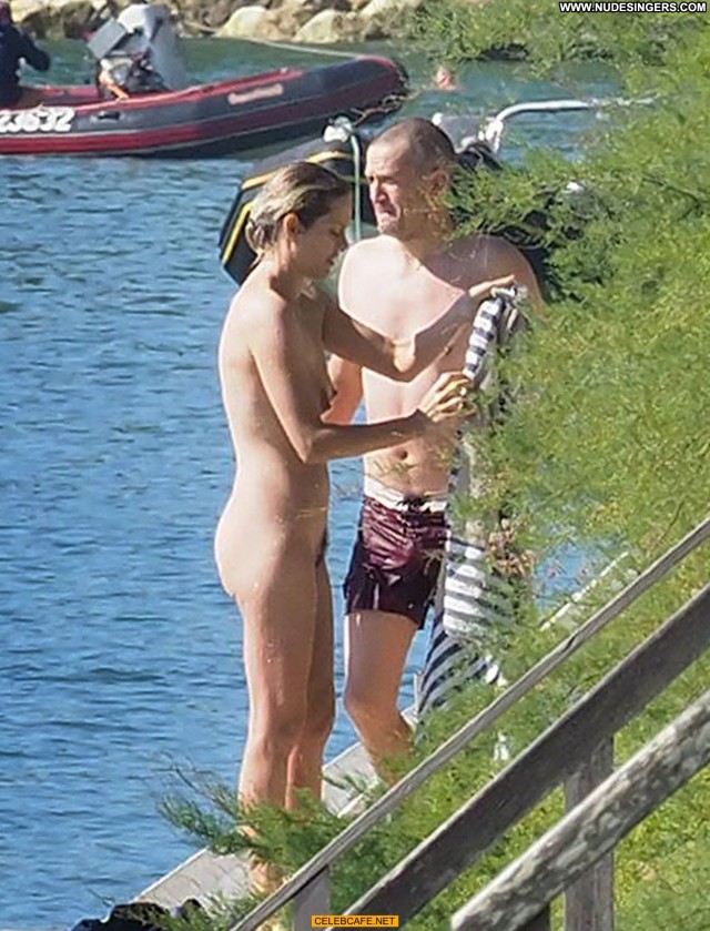 Leaked Marion Cotillard Exposing Her Hairy Pussy While Tanning Totally