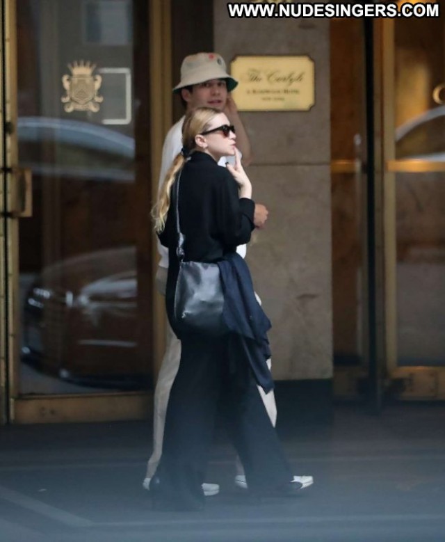 Ashley Olsen New York Beautiful Celebrity New York Paparazzi Posing