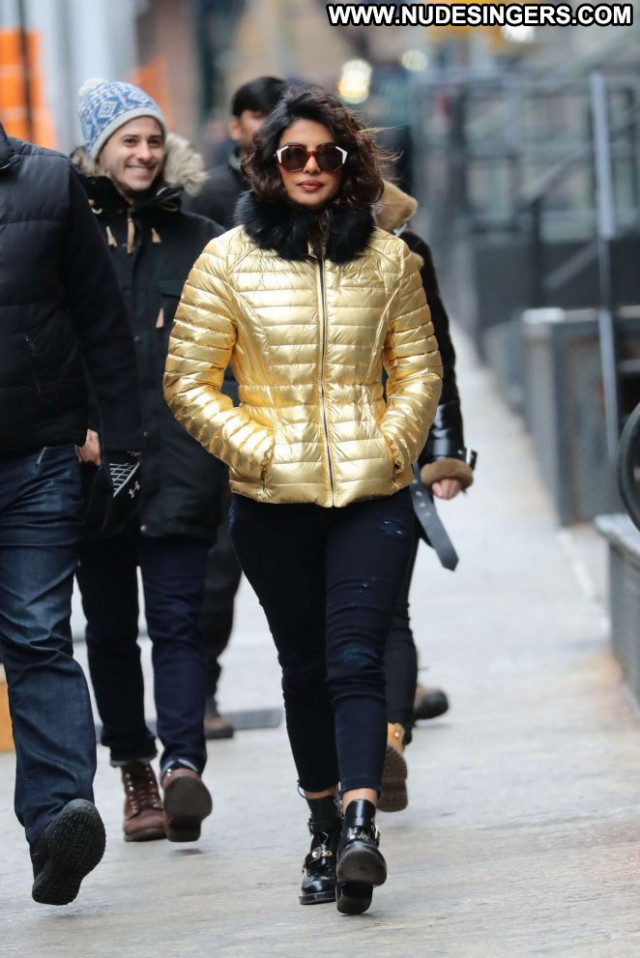 Priyanka Chopra New York Babe Celebrity Paparazzi New York Posing Hot