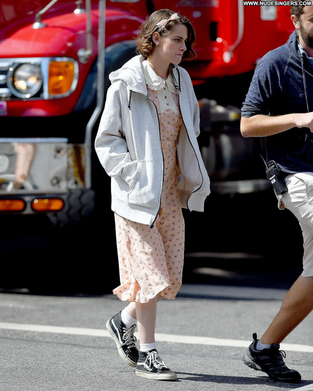 Kristen Stewart New York Posing Hot New York Beautiful Paparazzi Babe