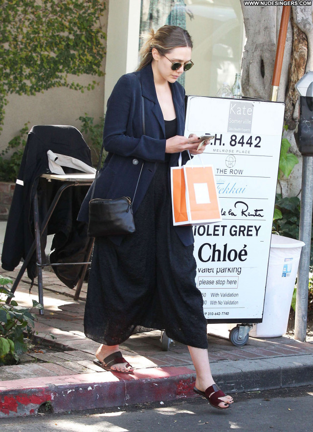 Elizabeth Olsen No Source Posing Hot Beautiful Shopping Celebrity