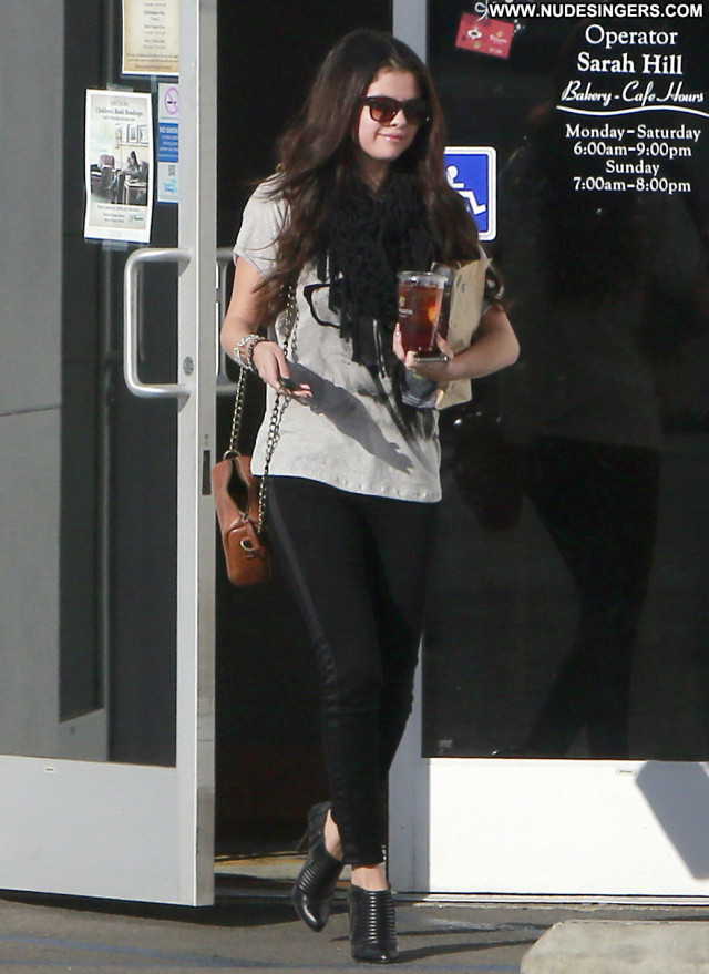 Selena Gomez No Source Posing Hot Candids Candid Beautiful Babe