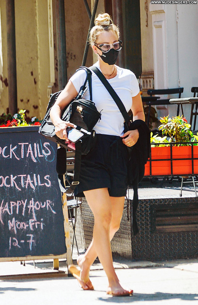 Kaley Cuoco New York Posing Hot Beautiful Paparazzi Babe Celebrity